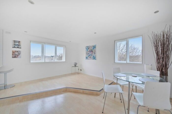 2 Bedroom Flat To Rent In Silver Birch Close, London, N11