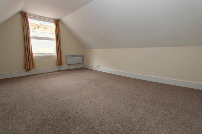 2 Bedroom Flat To Rent In Chapel Street, Petersfield, Hampshire, GU32