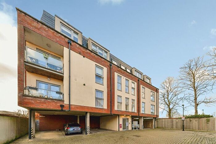 2 Bedroom Flat For Sale In Capswell Court, Hitchin, SG5