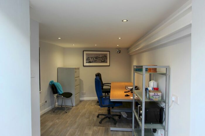 Parking/garage To Rent In Green Lanes, London, N21