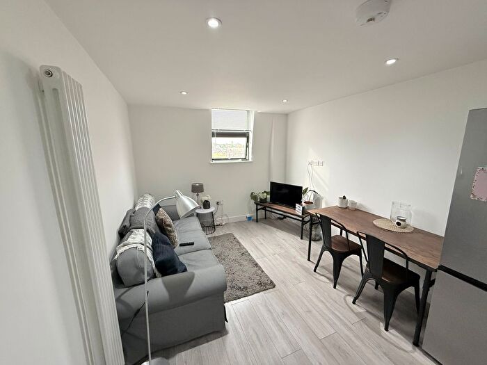 2 Bedroom Flat To Rent In Balham High Road, London, SW12