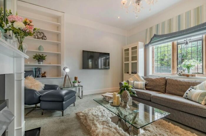 2 Bedroom Flat To Rent In Russell Road, London, W14