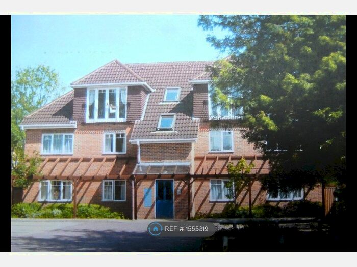 2 Bedroom Flat To Rent In Yorktown Road, Sandhurst, GU47