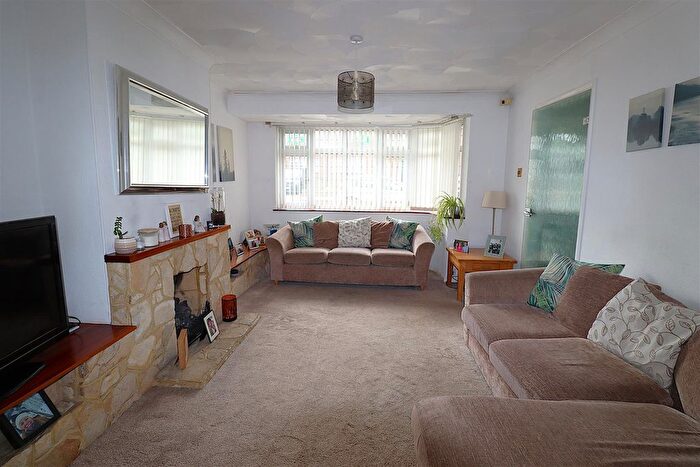 3 Bedroom Semi-Detached House For Sale In Tufton Road, Rainham, ME8