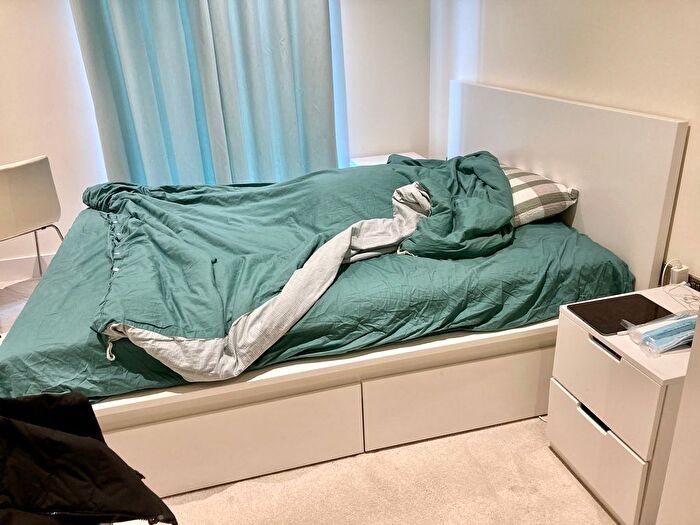 3 Bedroom Flat To Rent In Lockington Road, London, SW8