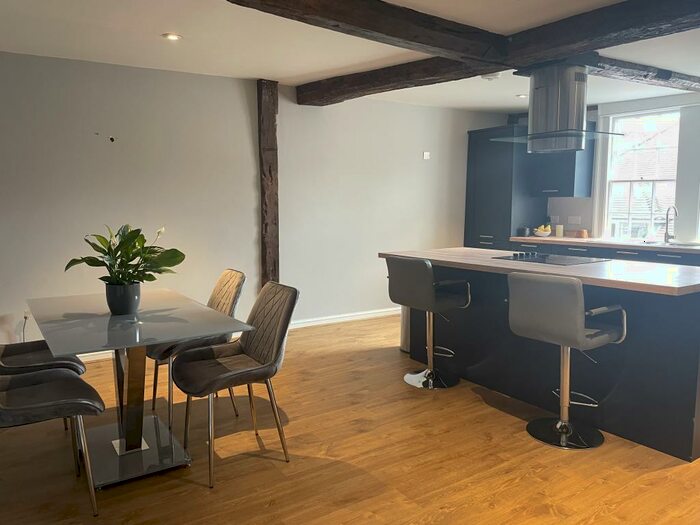 2 Bedroom Flat To Rent In High Street, Devizes, SN10