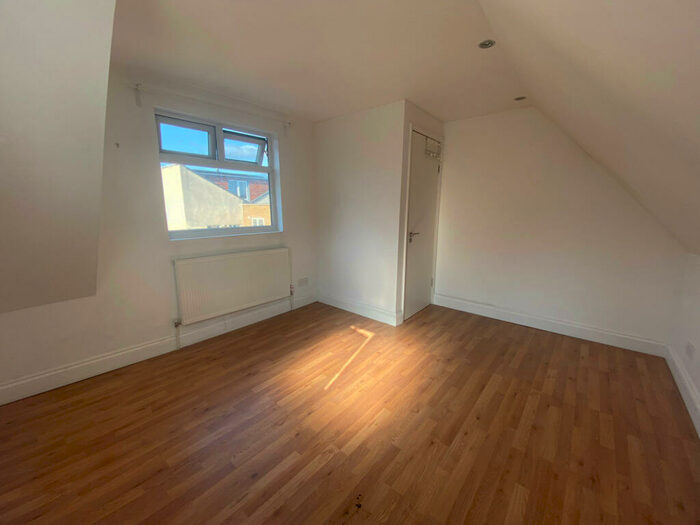 3 Bedroom Semi-Detached House To Rent In Large Bedroom Semi Detached Home - Separate Living Room Off Vibrant Chatswoth Rd In Hackney - Available Now, E5
