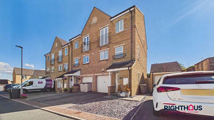 4 Bedroom End Of Terrace House For Sale In Kingfisher Court, Bradford, BD6