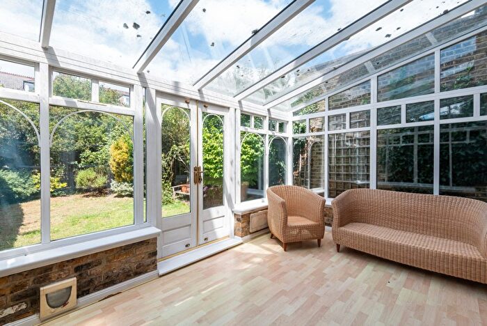 2 Bedroom Flat To Rent In Terrapin Road, Tooting Bec, London, SW17