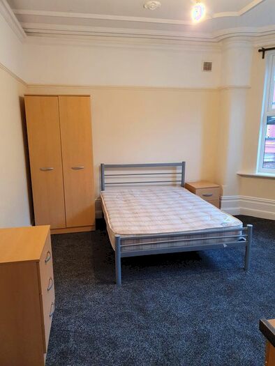 7 Bedroom Semi-Detached House To Rent In Hanover Crescent, Victoria Park, M14