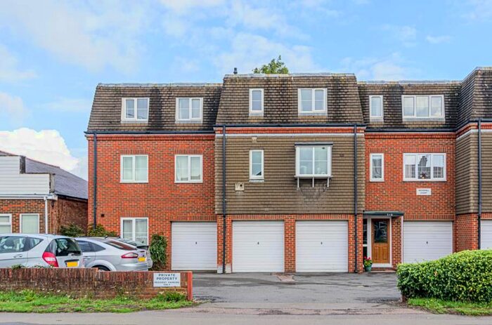 2 Bedroom Flat To Rent In Woodside Road, Amersham, HP6