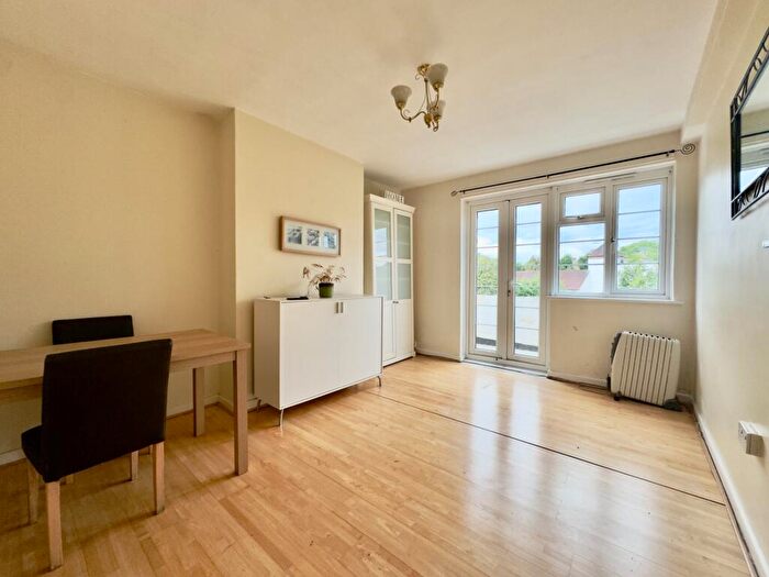 2 Bedroom Flat To Rent In Beech Lawns, London, N12