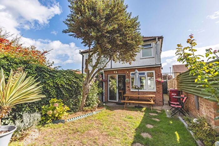 2 Bedroom Semi-Detached House For Sale In Grays Road, Slough, SL1