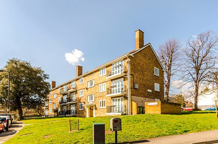2 Bedroom Flat To Rent In Domett Close, Denmark Hill, London, SE5