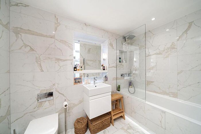 2 Bedroom Flat For Sale In Hermes Street, London, N1