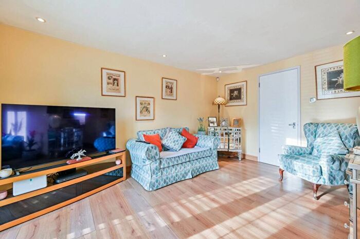 2 Bedroom Flat To Rent In Gables Close, Lee, London, SE12