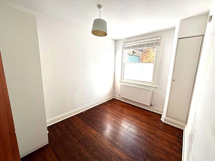 2 Bedroom Flat To Rent In Earlsfield Road, London, SW18