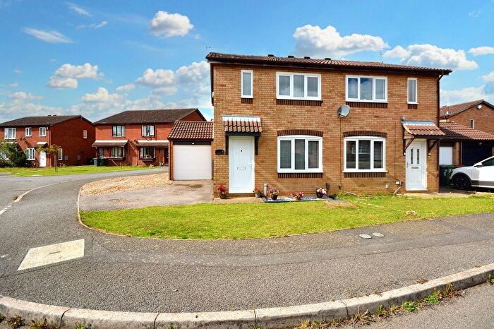 3 Bedroom Semi-detached House For Sale In Coniston Close, Wellingborough, NN8