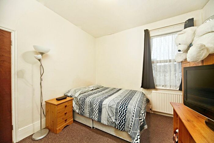 3 Bedroom End Of Terrace House For Sale In Harrison's Rise, Croydon, Surrey, CR0