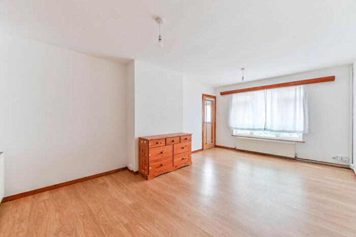 3 Bedroom Semi Detached House To Rent In Ivydene Close, Sutton, SM1