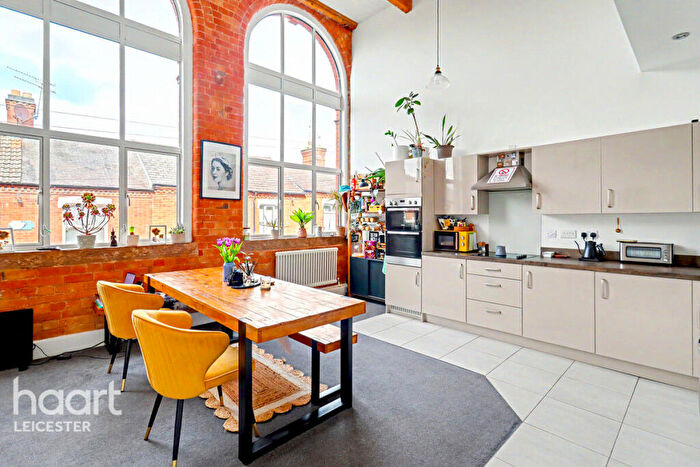 4 Bedroom Town House For Sale In Wheatsheaf Court, Leicester, LE2