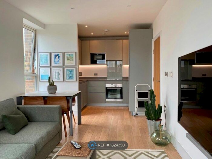 2 Bedroom Flat To Rent In Stockwell Park Walk, London, SW9