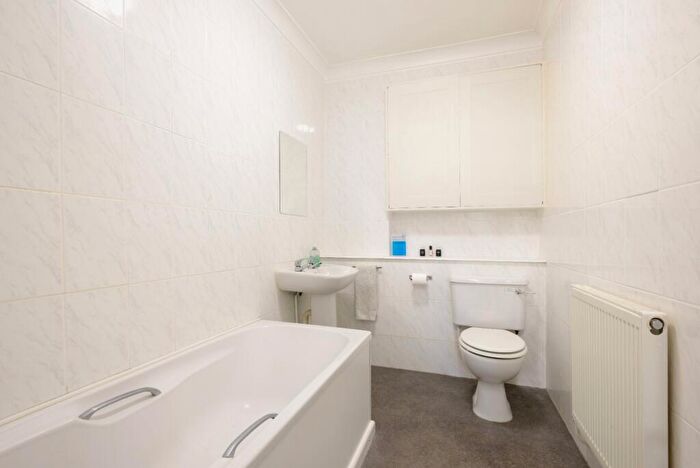 1 Bedroom Flat For Sale In Colleton Drive, Twyford, Reading, Berkshire, RG10