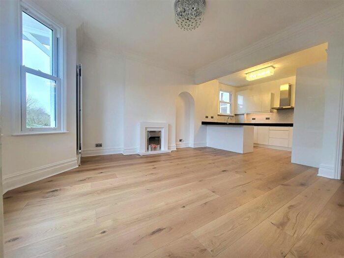 3 Bedroom Flat To Rent In Hertford Road, London, N2