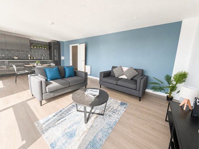 3 Bedroom Flat To Rent In Holdenhurst Road Bournemouth, BH8
