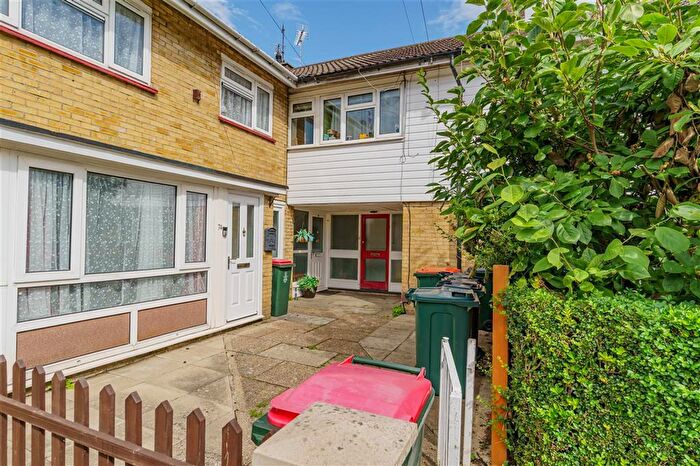 1 Bedroom Flat For Sale In Dickens Road, Crawley, RH10