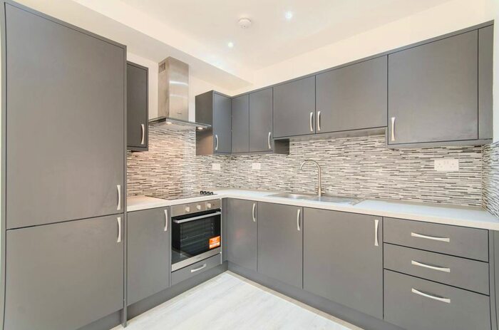 2 Bedroom Flat To Rent In King's Road, Wimbledon, London, SW19