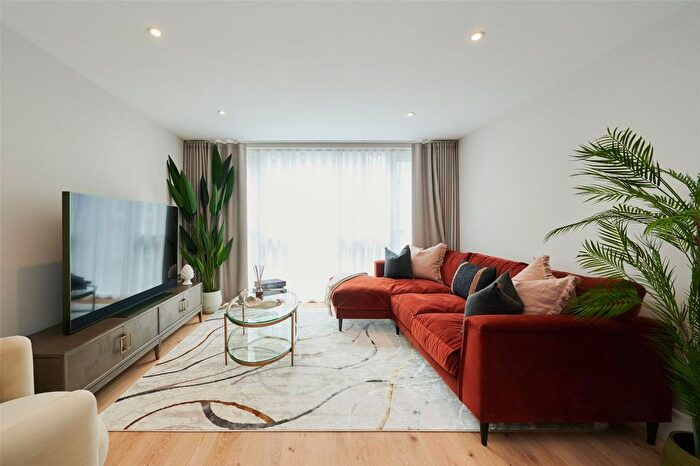 3 Bedroom Flat To Rent In Baker Street, London, NW1