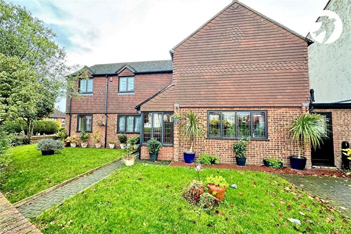 5 Bedroom Detached House For Sale In Claremont Road, Hextable, Kent, BR8