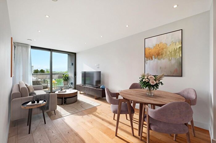 2 Bedroom Flat For Sale In Balham High Road, London, SW17