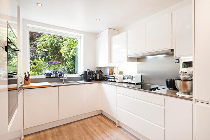 3 Bedroom House For Sale In Reservoir Way, NW10