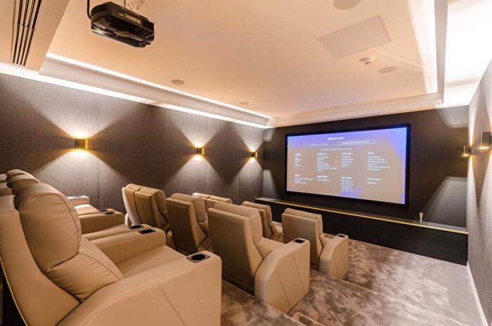 2 Bedroom Flat To Rent In Fitzgerald Court, Angel, London, N1