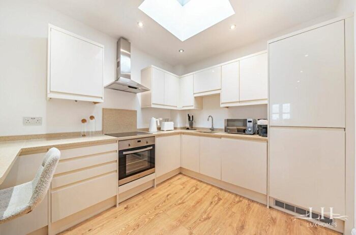 2 Bedroom Apartment For Sale In St James Court, West Horndon, CM13