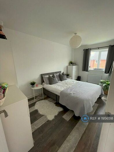 3 Bedroom Semi-Detached House To Rent In Lomas Close, Manchester, M5