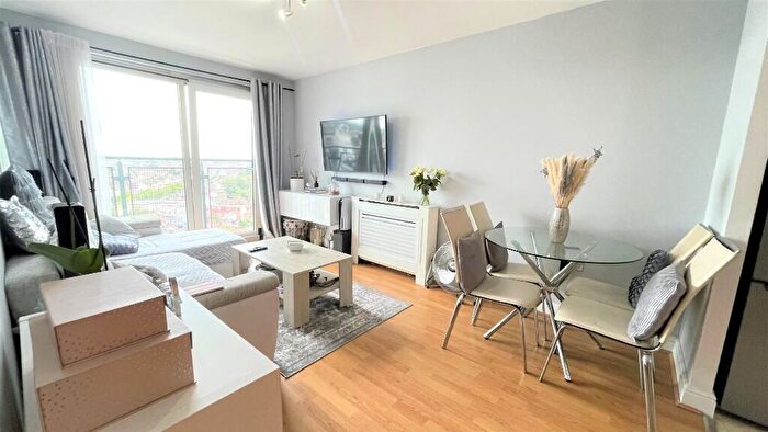 1 Bedroom Flat For Sale In Eastern Avenue, Ilford, London, IG2