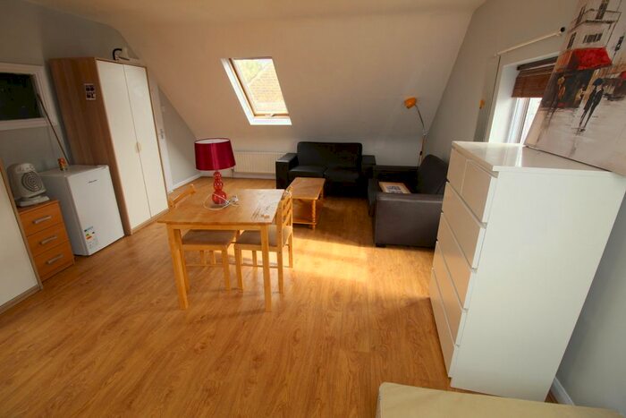 3 Bedroom Flat To Rent In Adelaide Grove, London, W12