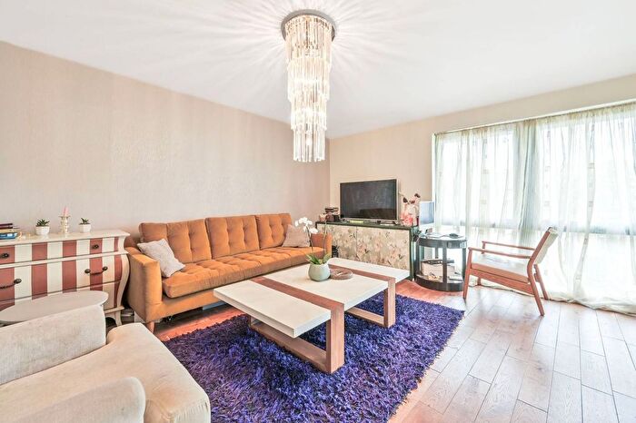1 Bedroom Flat For Sale In Martlesham Walk, Edgware, London, NW9