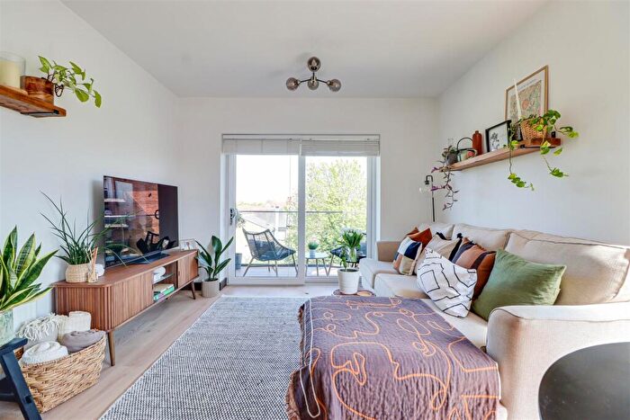 2 Bedroom Flat For Sale In Fairfax Drive, Westcliff-On-Sea, SS0