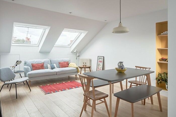 2 Bedroom Apartment To Rent In Oswyth Road, Peckham Rye, SE5