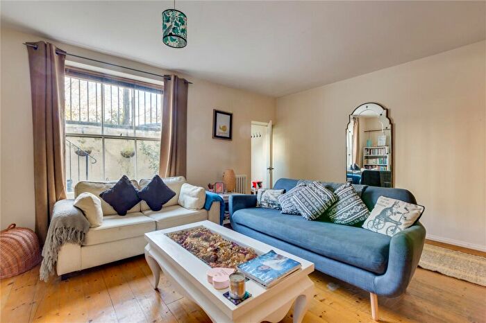 1 Bedroom Terraced House To Rent In Arundel Square, Islington, N7