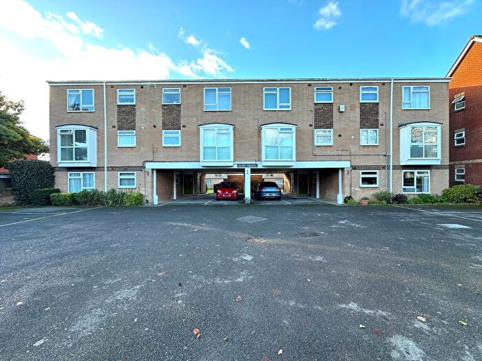 2 Bedroom Flat To Rent In Victoria Road, Netley Abbey, Southampton, Hampshire, SO31