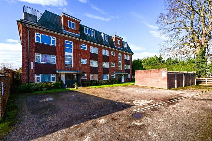 1 Bedroom Flat For Sale In Staines, Surrey, TW18