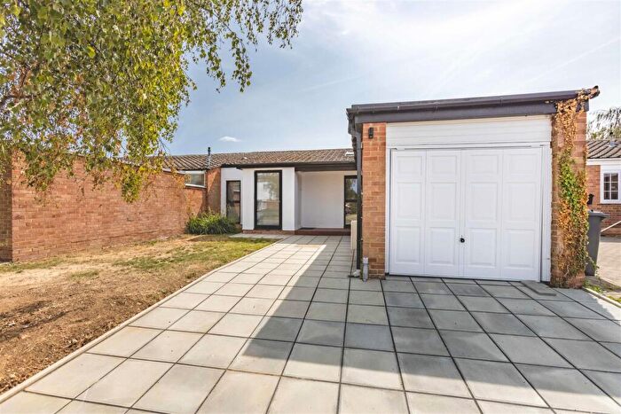 4 Bedroom Bungalow For Sale In Martin Close, Windsor, SL4