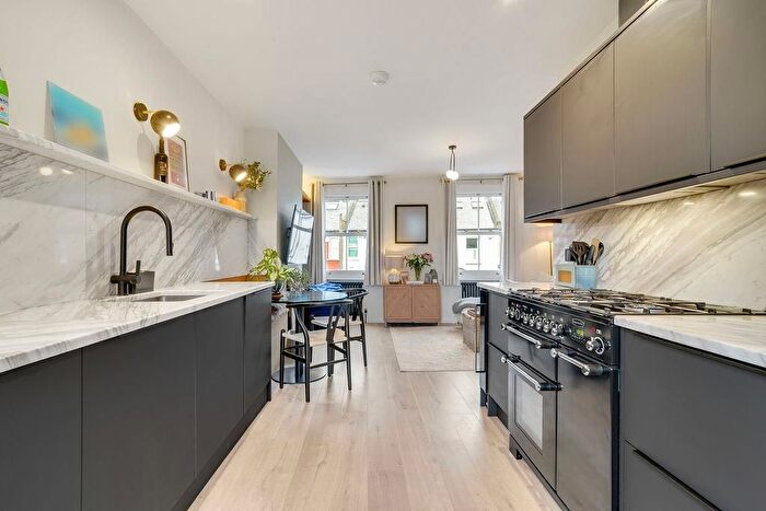 3 Bedroom Flat To Rent In Winfrith Road, Earlsfield, London, SW18