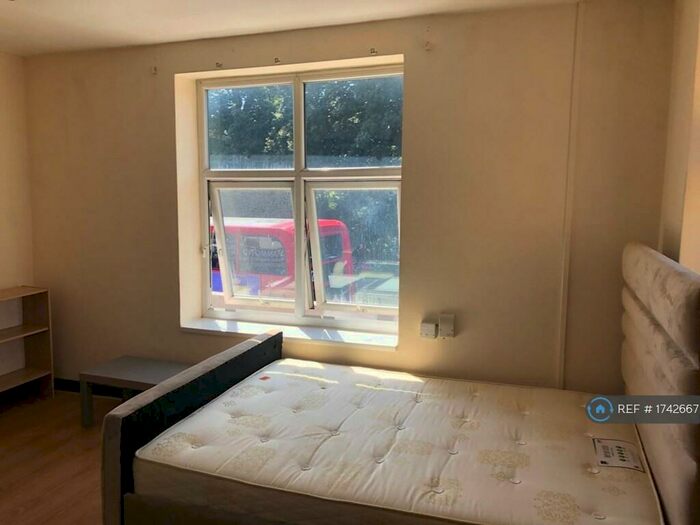 Studio To Rent In Lewisham Way, London, SE4