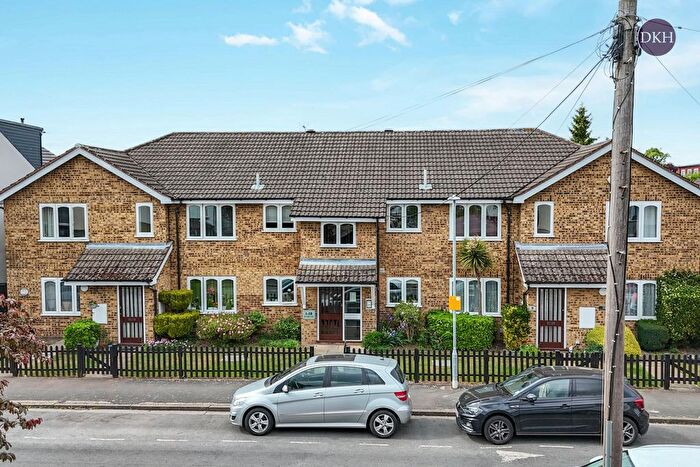 1 Bedroom Flat To Rent In Kings Avenue, Watford, Hertfordshire, WD18